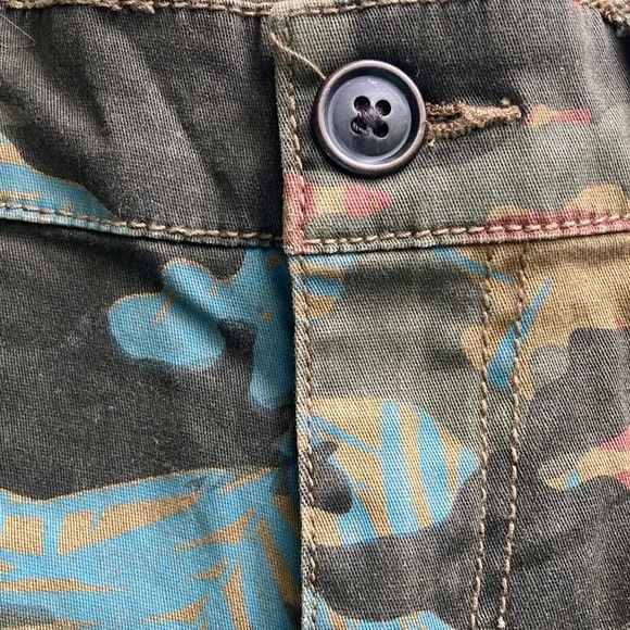 Supplies Camouflage Cargo Shorts - Picture 10 of 10